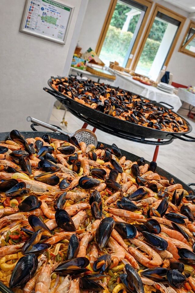 ¨Paella mixte composée avec poulet, calamars, crevettes, moules, haricots plats....