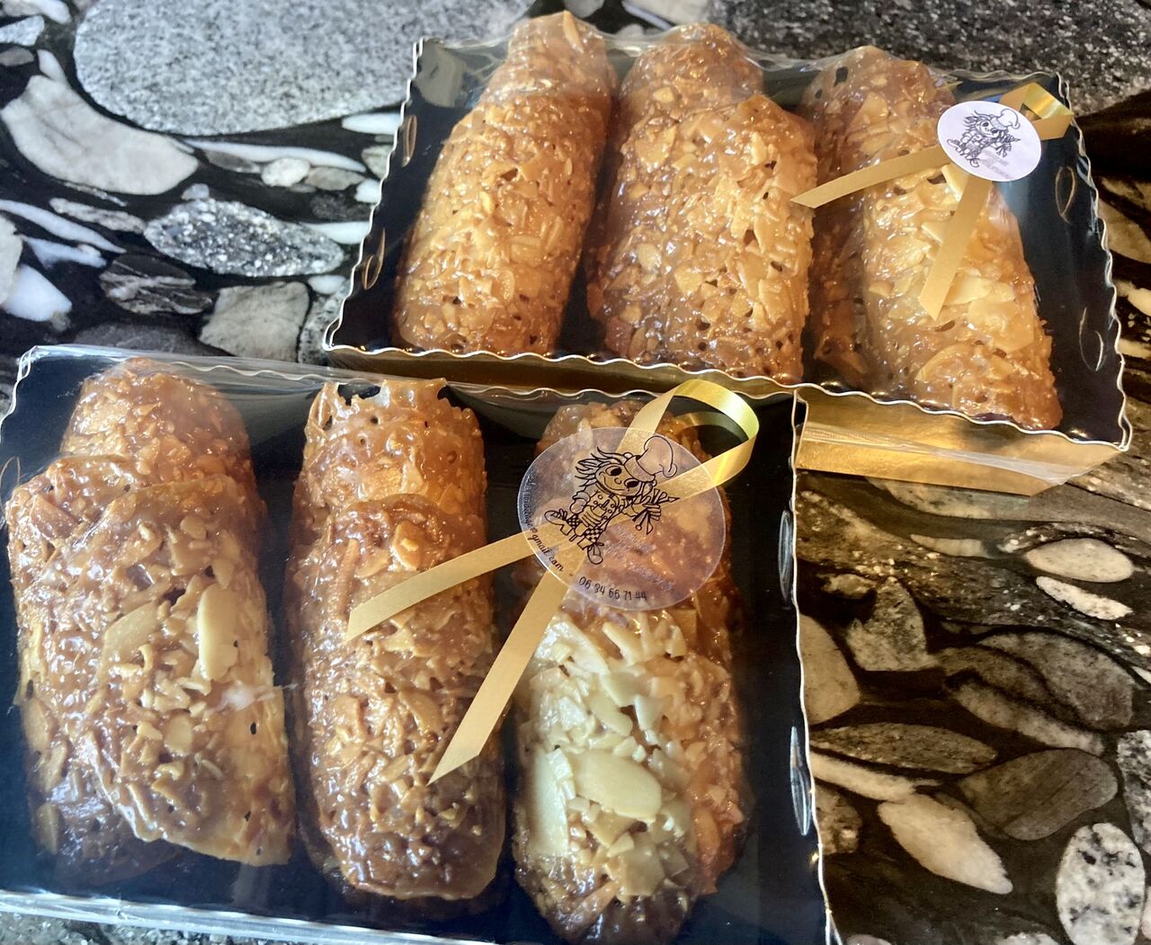 Tuiles au caramel-amandes 8 euros Poids net: 90g (env. 15-16 tuiles)
