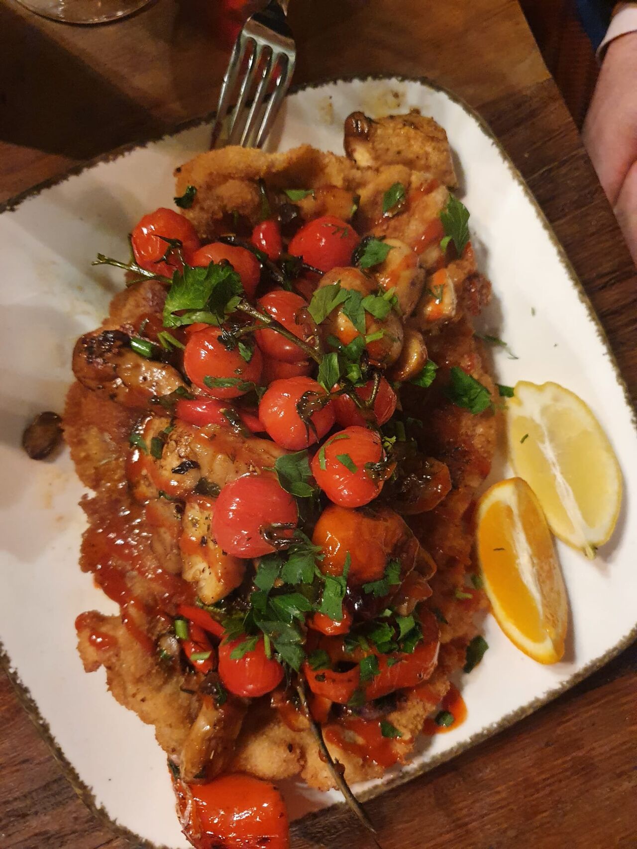 Kalbsschnitzel mit Bratkartoffeln und gebackenen Tomatenstrauch