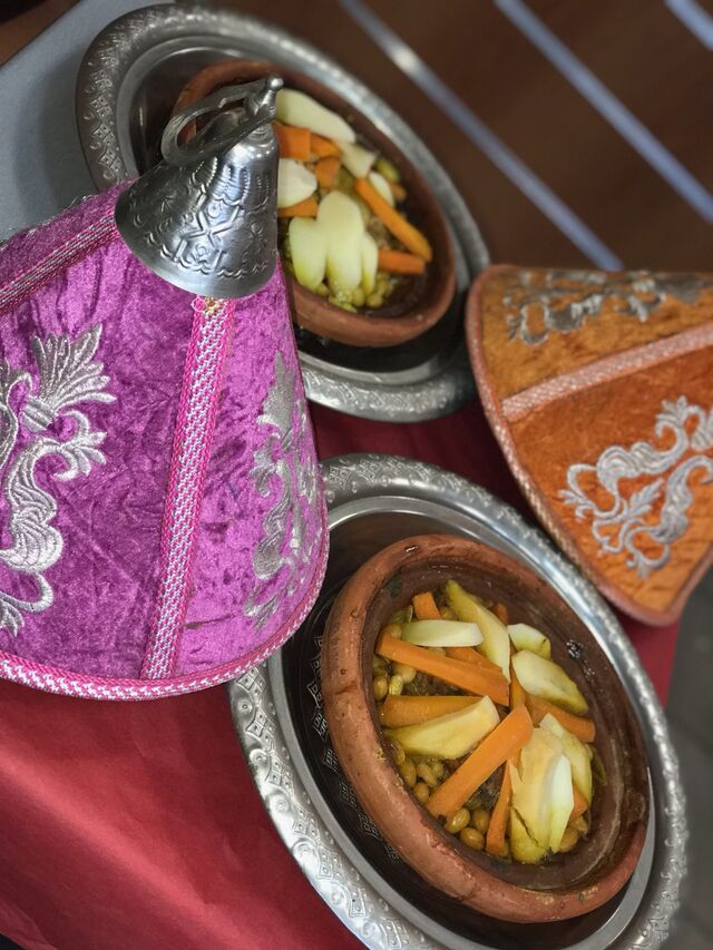 Plusieurs Tajine divers et variées. Elles sont composés de légume de saison.