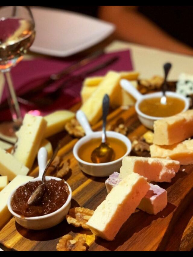 Tagliere Formaggi pregiati (formaggi stagionati ed erborinati, accompagnati da composte di frutta e miele)