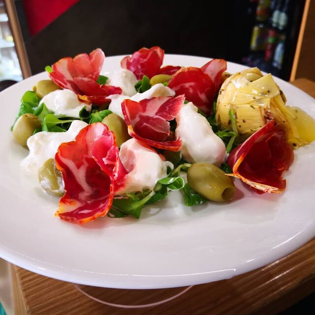 Lasciati sorprendere dai nostri sorrisi e dalle nostre attenzioni, mentre assapori la nostra cucina pugliese.