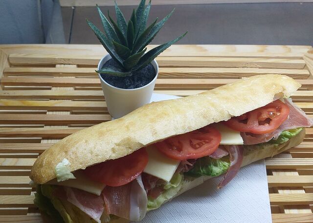 Bocadillo de serrano con tomate y aguacate 