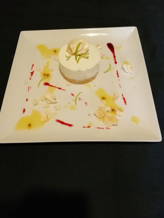 Cheese cake au citron vert, éclats de meringues, coulis orange passion
