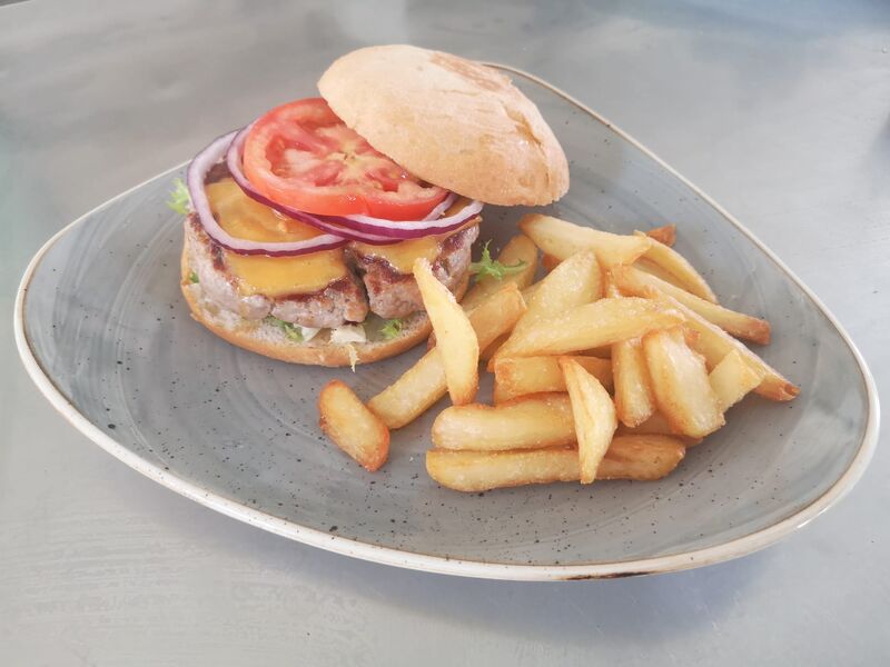 Hamburguesa de ternera gallega con patatas caseras
