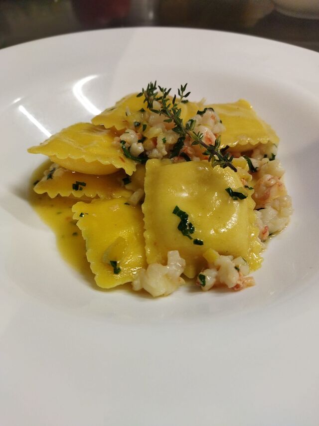 Ravioli di burrata con gamberi e timo