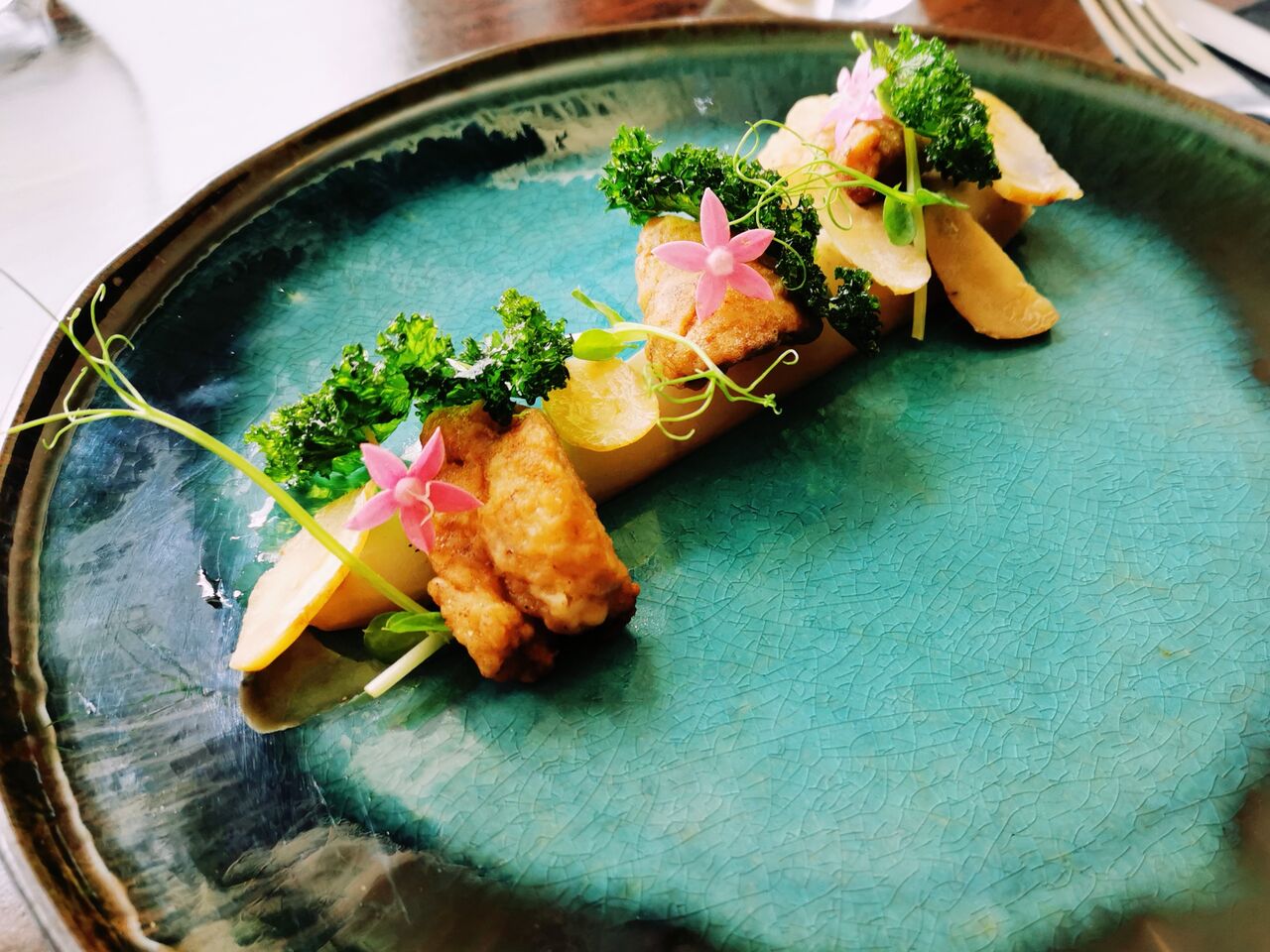 Ris d’agneau doré, salsifis noirs, châtaignes et chou kaléidoscope