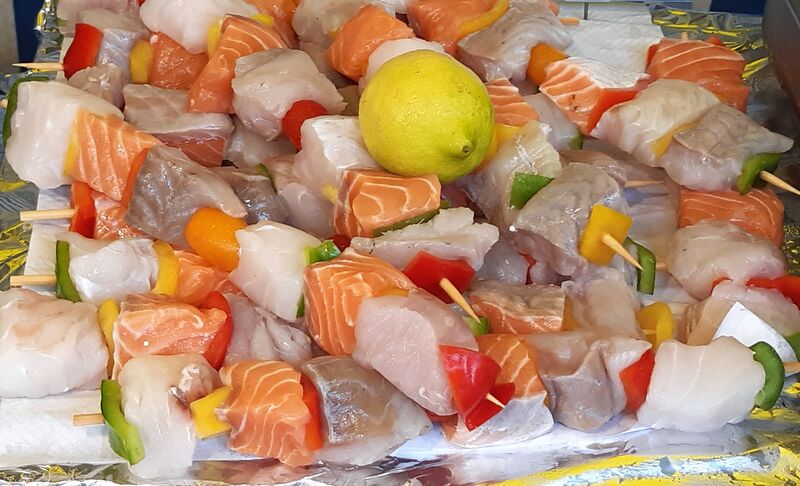 Au four ou sur la plancha, déguster nos brochettes de Poisson. Disponible sur nos marchés en saison ou sur commande.