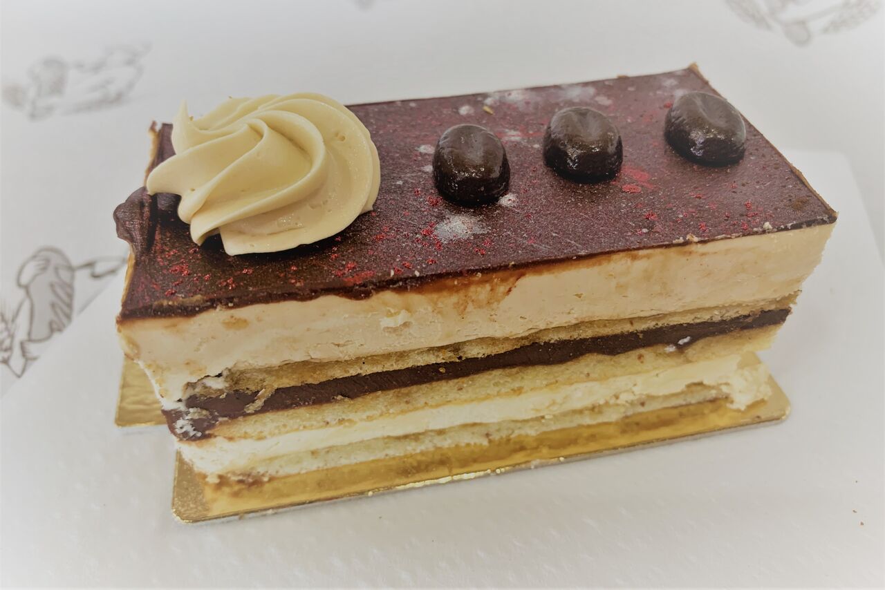 Opéra :
biscuit , ganache chocolat , crème beure café , glaçage chocolat 