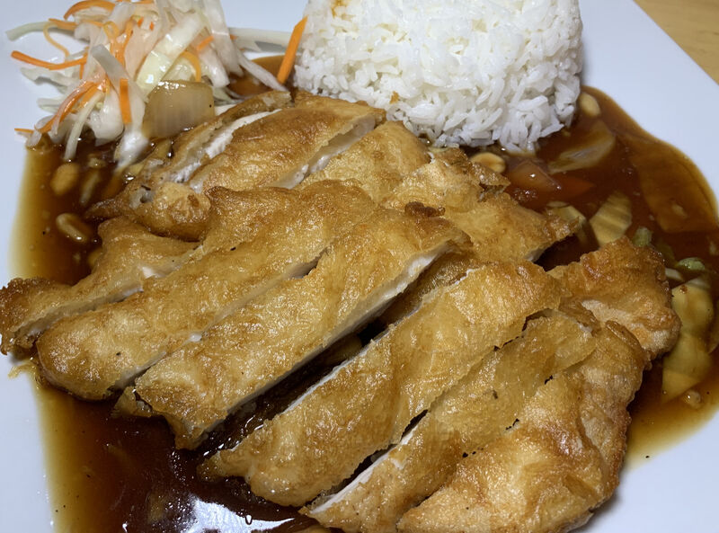 Voňavé a křehké kuře s kung-pao omáčkou s rýží