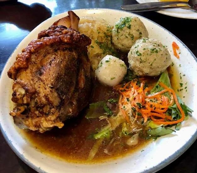 Unsere sauguate Schweinshaxe mit Knödel und Kraut