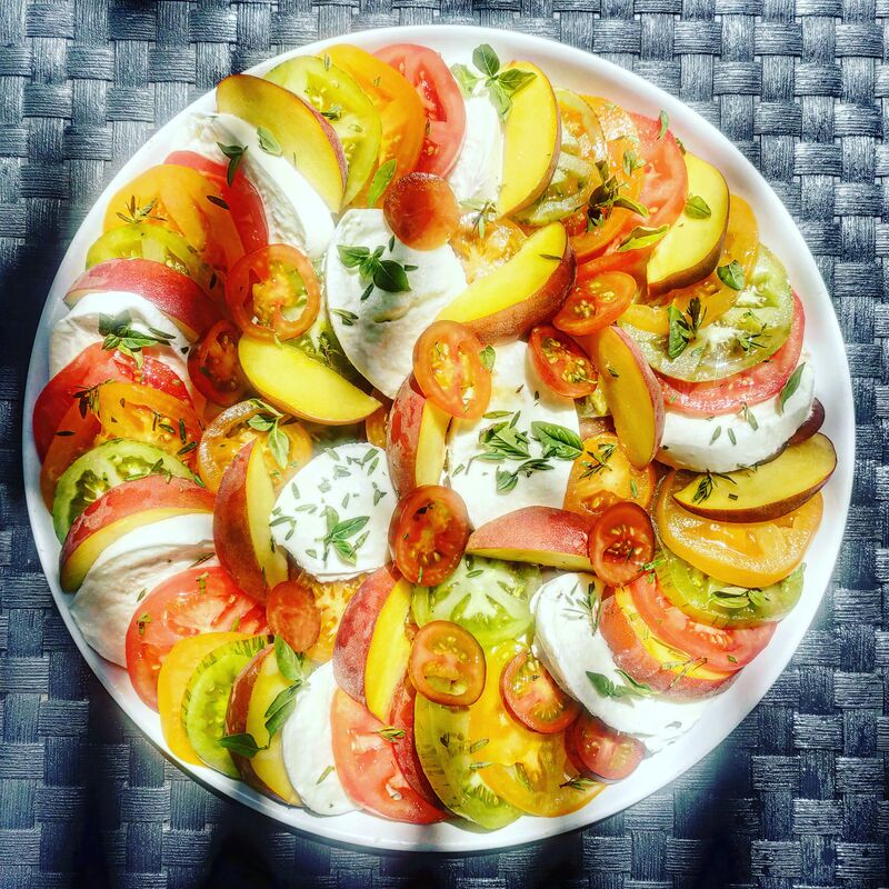 Carpaccio de tomate et bufala
Pêches et aromates du jardin