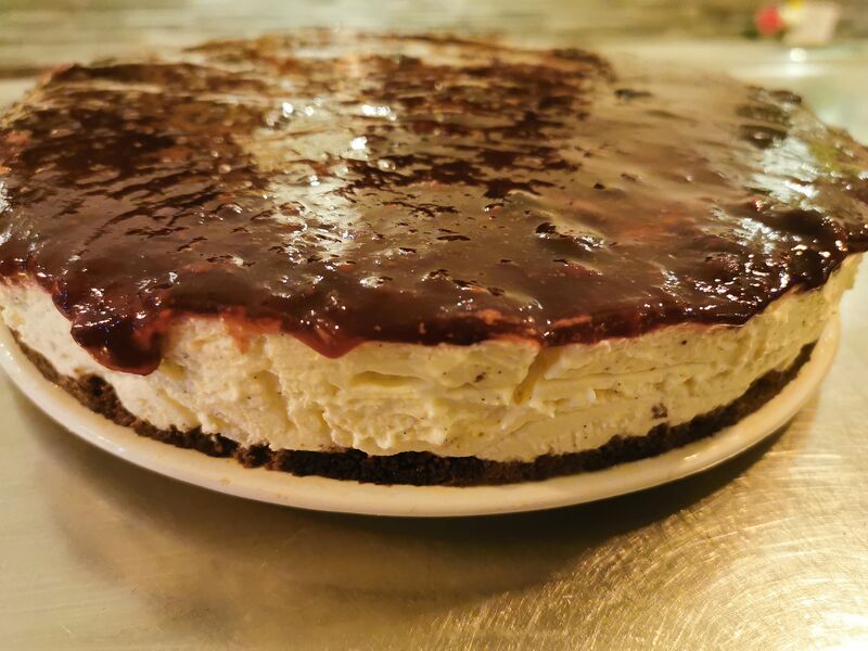 Tarta casera cheesecake C/ confitura de frutos del bosque.