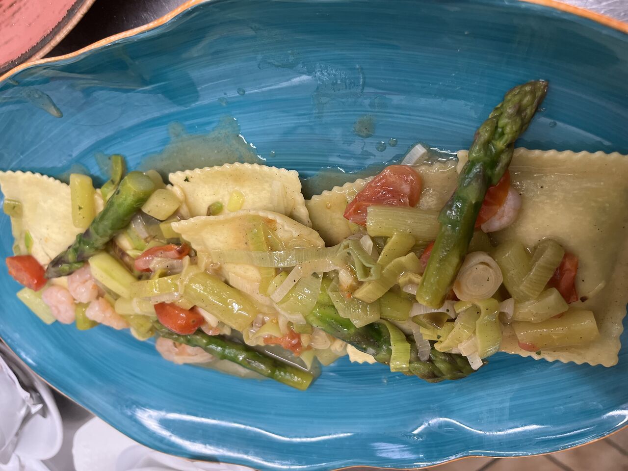 Ravioli gefüllt mit grünem Spargel