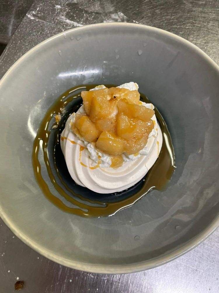 Pavlova pomme caramélisée
