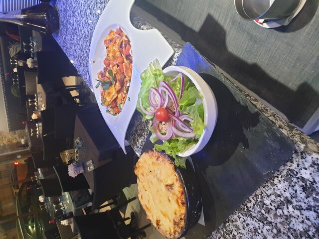 Lasagne maison cuite au feu de bois.
Raviolis frais sauce tomate et basilic.