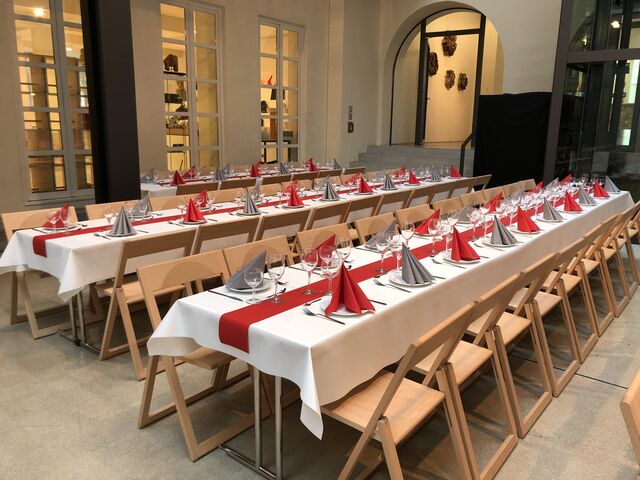 bei größerer Personenanzahl (+60) gerne nach Absprache im Lichthof des Museums