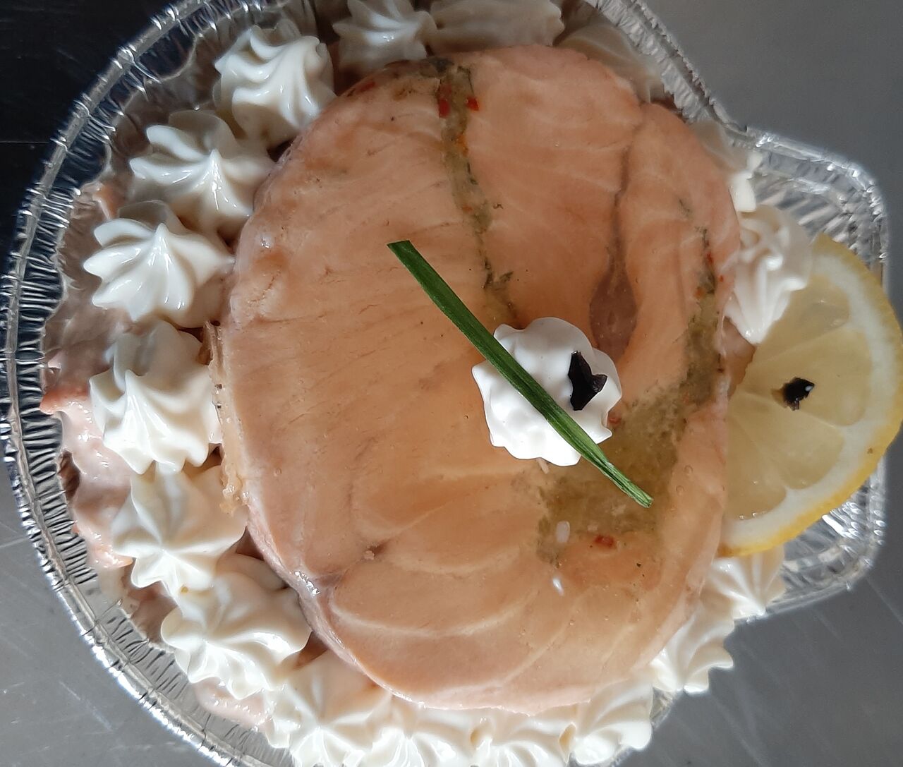 coquille de saumon sur lit de macédoine