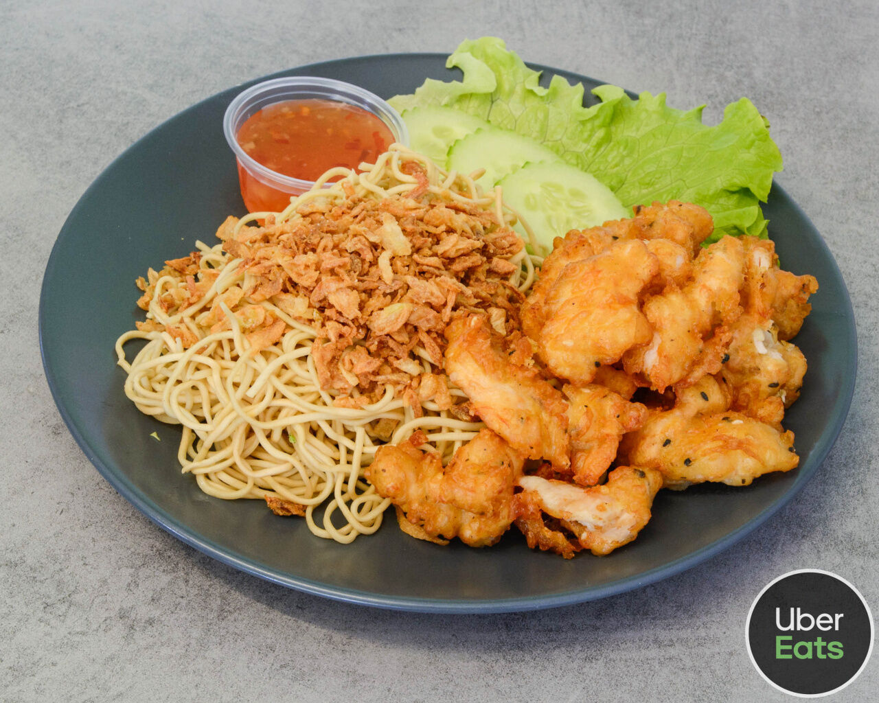 Emincé de poulet frit servi avec du riz ou des pâtes et sauce rouge 9.90€ TTC / la portion