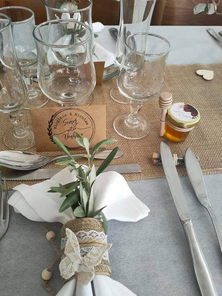 Décoration avec chemin de table et porte serviette