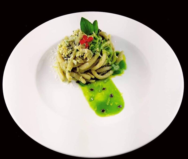 Picci al Etrusca mit Ei und Basilikumsauce