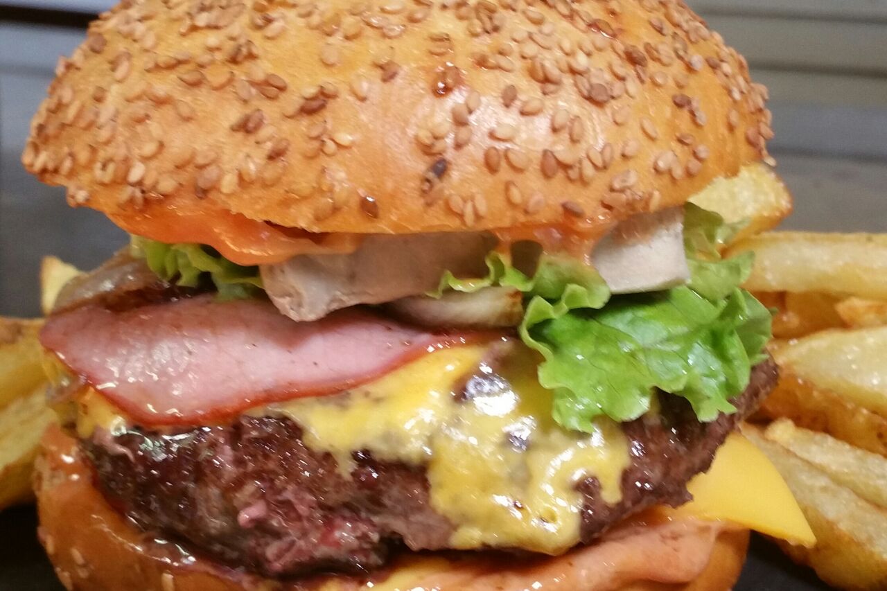 Cheeseburger frites 13€