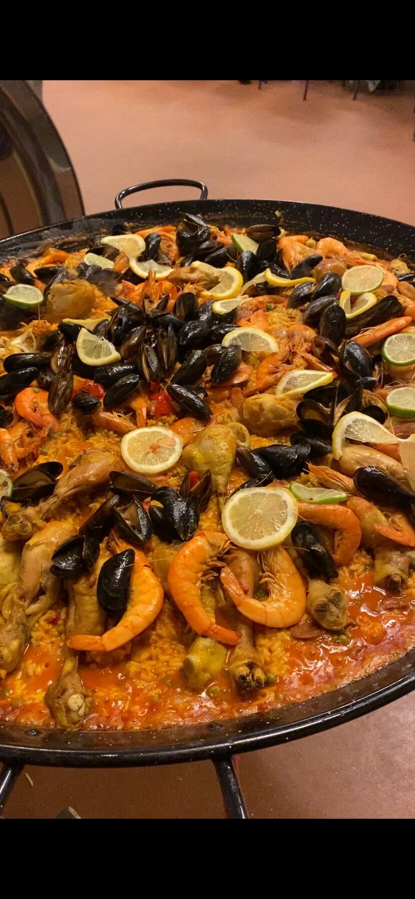 La paêlla : votre choix préféré de quoi réveiller vos papilles... ( peut- être préparée sur place )