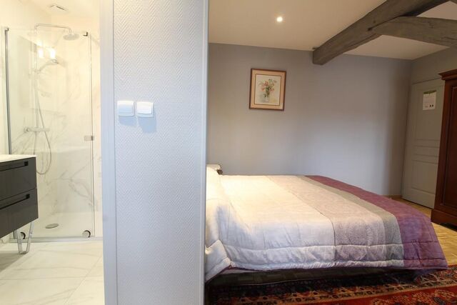 Chambre Combette - Au premier étage, chambre pour 3 personnes dotée d'un lit 160 cm et d'un lit 90 cm
Spacieuse et lumineuse. 