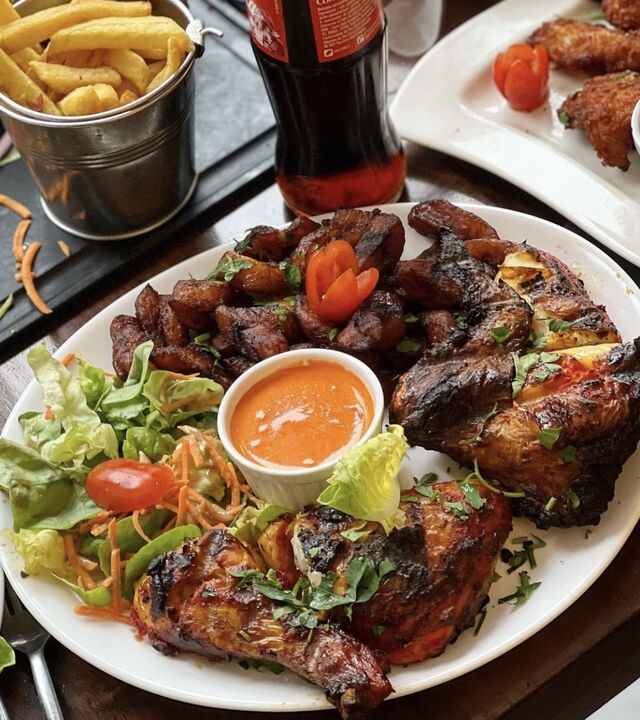 Notre poulet Tom Yam sauce citronnelle et lait de coco accompagné de ses délicieux alloco