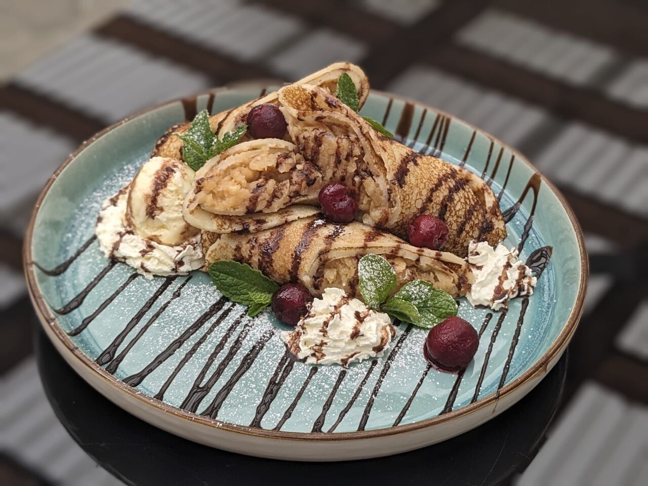 Palačinky s Nutellou, šlehačkou a zmrzlinou 