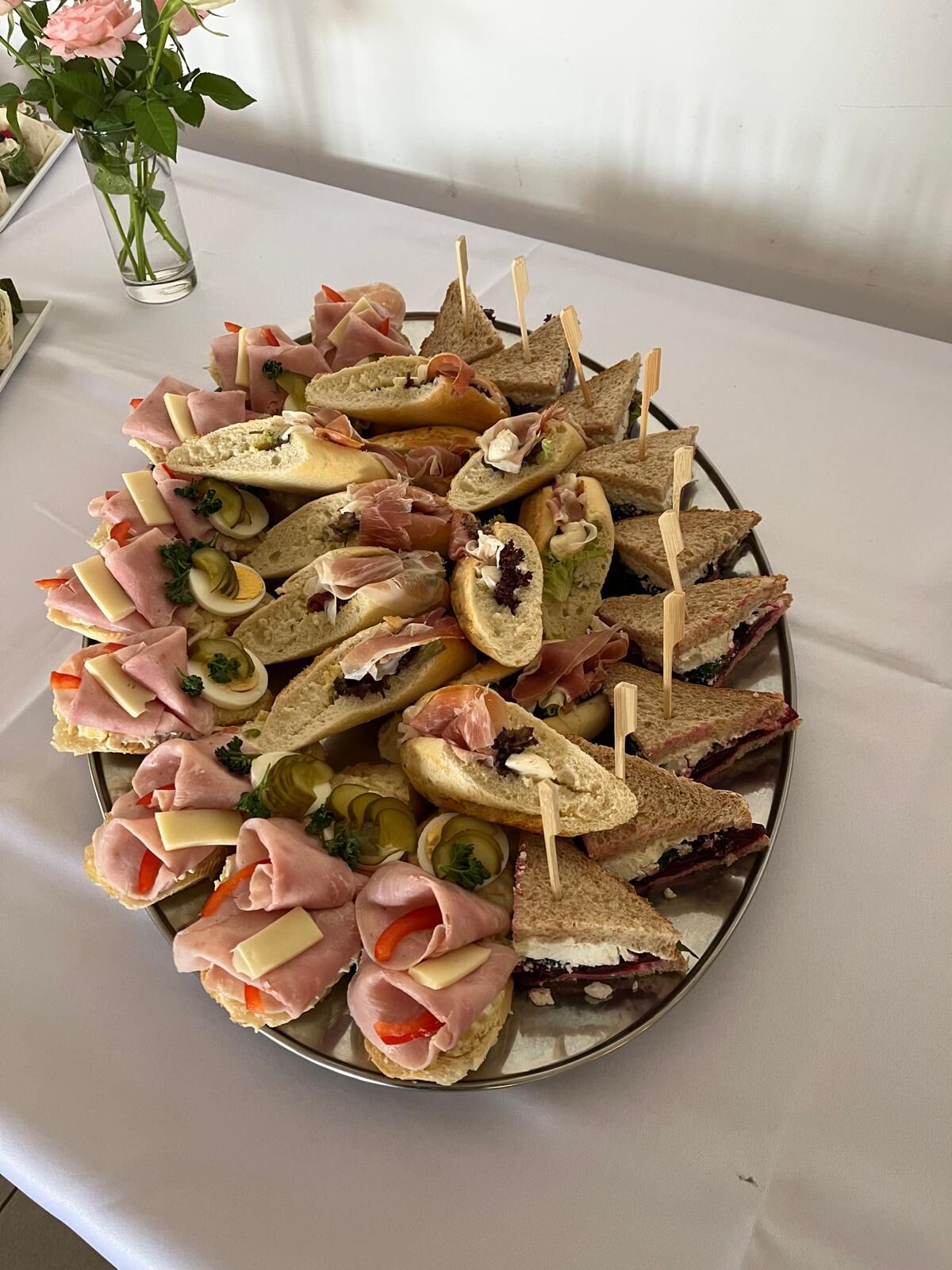 Chlebíčkový tác doplněný o sendviče 