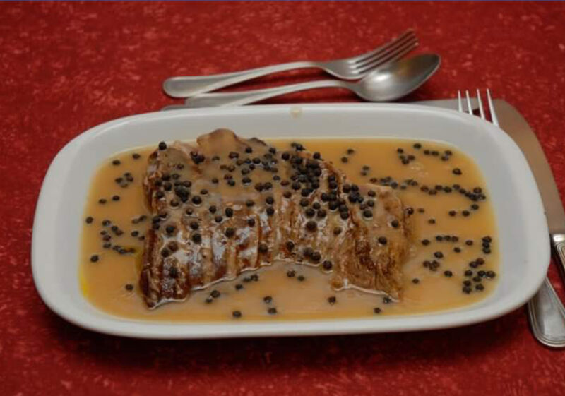 Bife Pimenta acompanhado com arroz e batata frita 