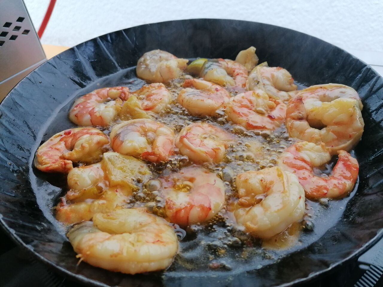 Garnelen in Olivenöl gegart, frisch aus der Pfanne auf die Hand