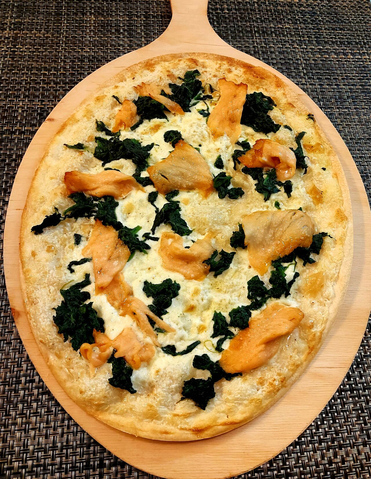 Lachs-Spinat Flammkuchen
Räucherlachs, Spinat & frischer Meerrettich