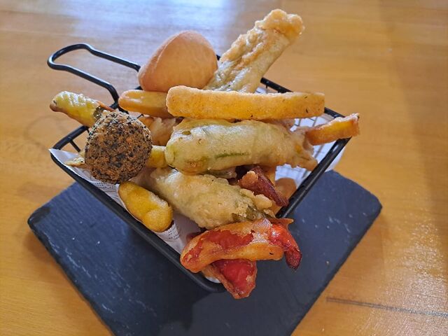 Panier apéro ! Billes de mozza à la truffe, penzerottis, beignets de fleurs de courgette, tempura de légumes, frites de polenta
