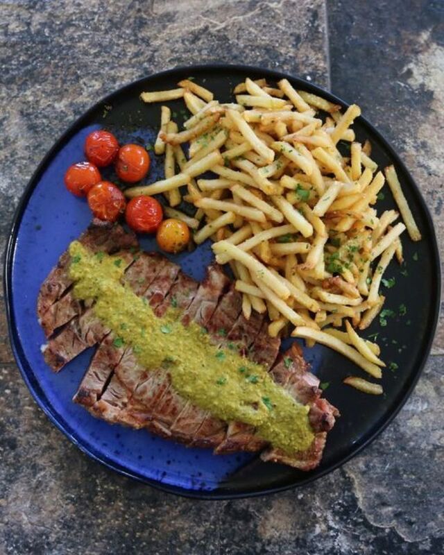 Entrecôte de boi (bife do vazio alto), batata frita salteada com salsa com grana padano com molho de mostarda 
