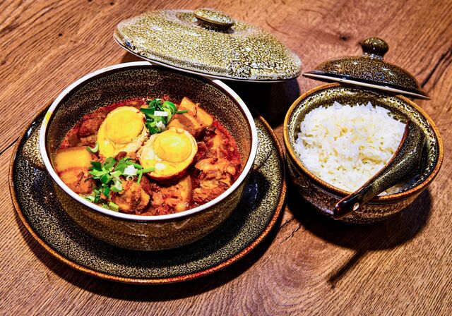 Cơm thịt kho trứng nước cốt dừa