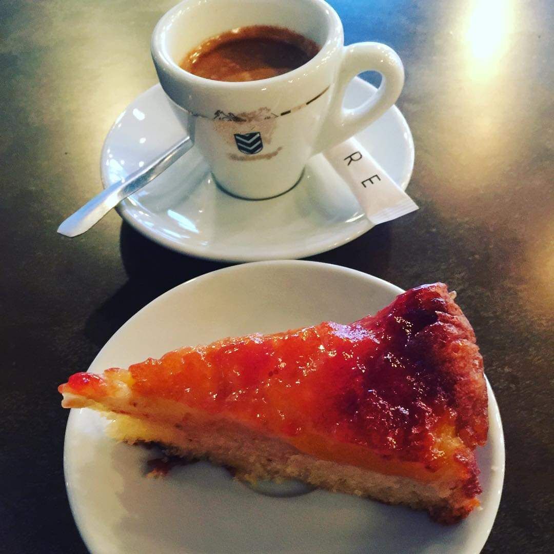 Tous les matins, on vous offre la part de gâteau avec le café. 