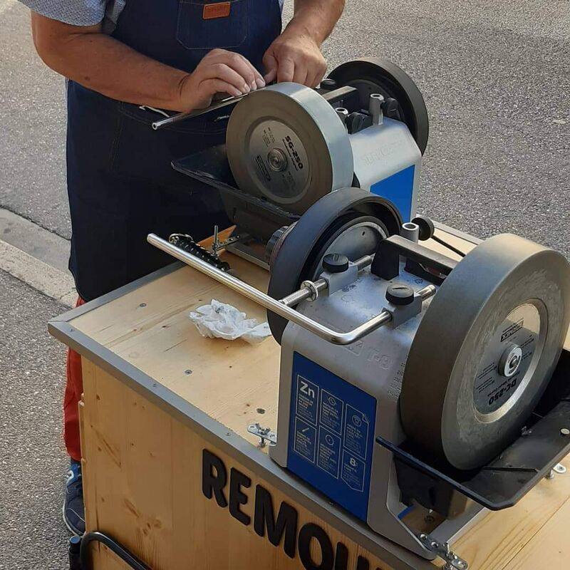 Pour l'entretien de vos couteaux et tout autres outils tranchants que vous me confiez, je travail avec des tourets à eau 92tmn