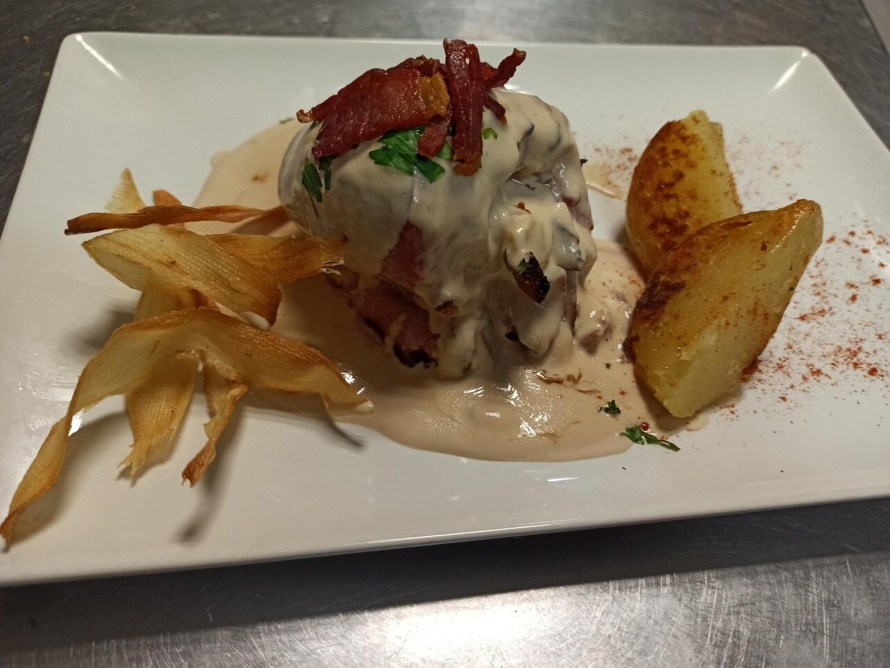 Solomillo ibérico relleno de jamón y queso curado rustido en salsa de jabugo