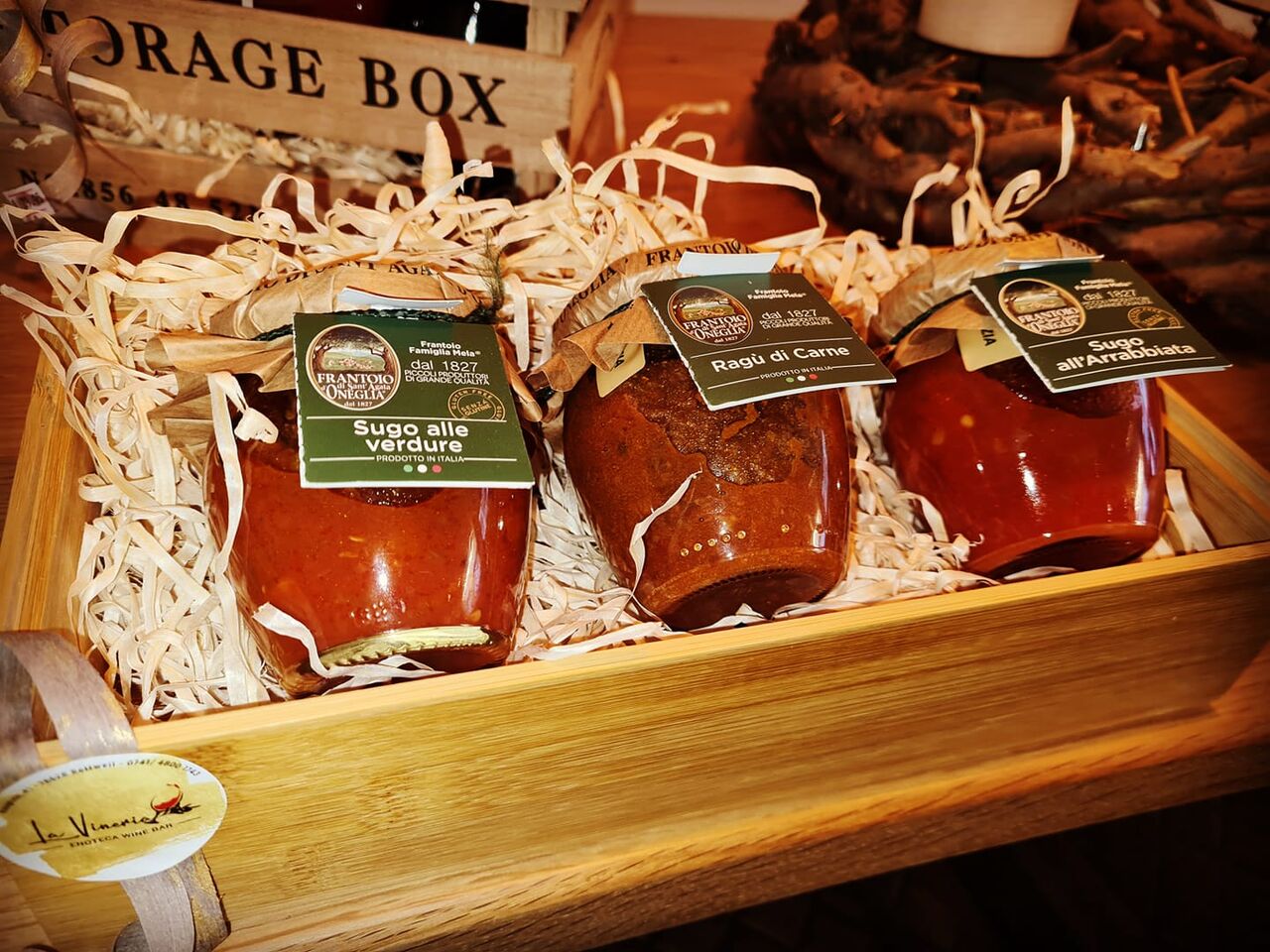 Verkaufsbereich / Unsere Tomatensaucen der Firma 