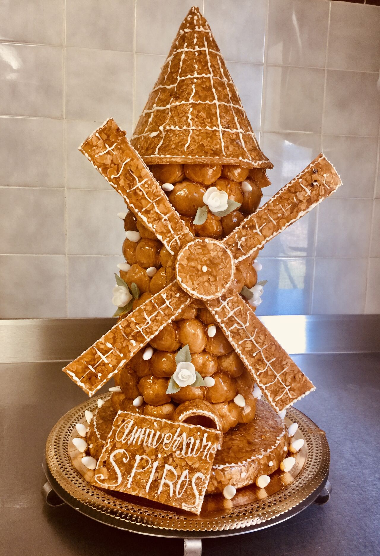 PIÈCE MONTÉE MOULIN(minimum 20 personnes : 60 choux)