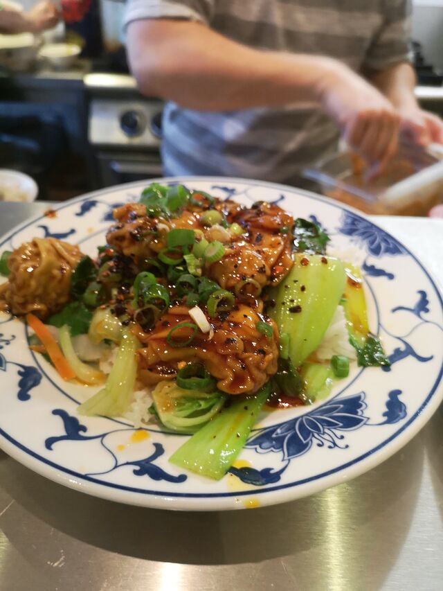 #88 Chilli Wan-Tan mit Pak Choi auf Reis