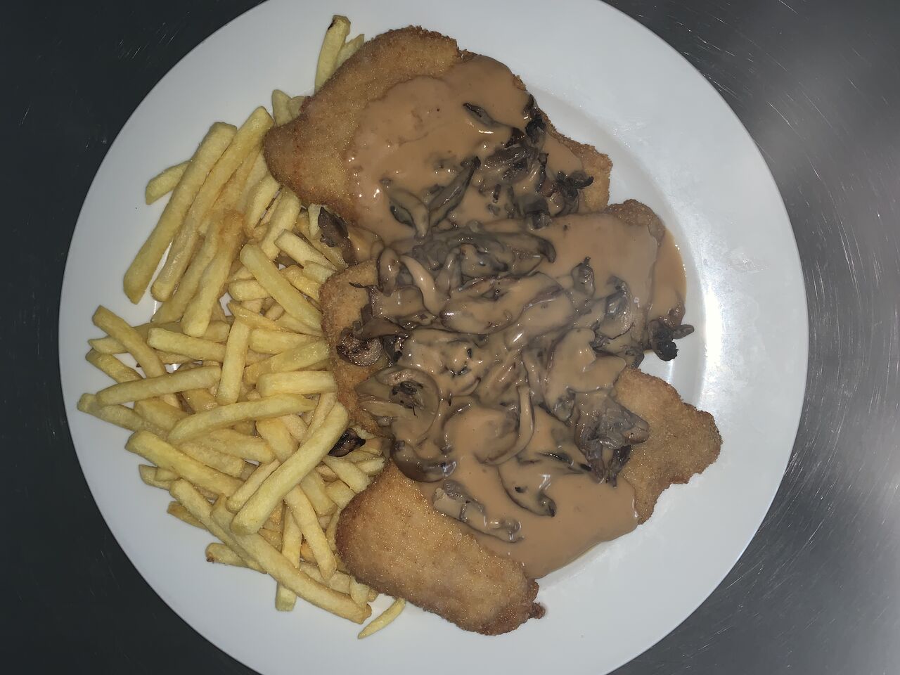 Jägerschnitzel mit Pommes