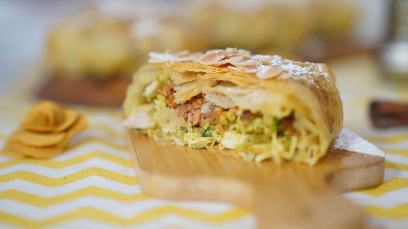 Pastilla au poulet, amande et miel