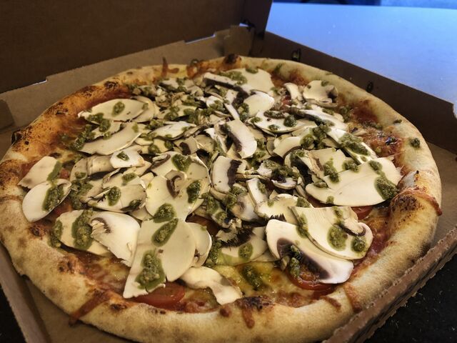 LA FRAÎCHEUR
tomate, mozza emmental tomates cerises, après cuisson champignons frais pesto