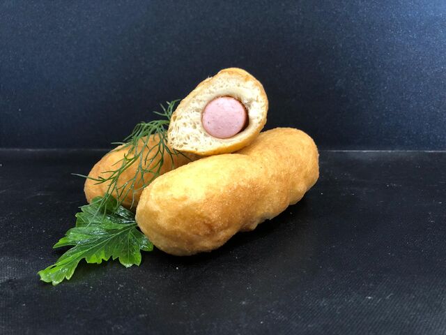 Geflügelwürstchen im Hefeteig, frittiert