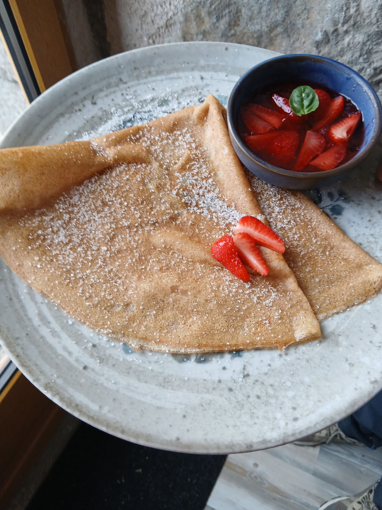 Soupe de fraises et sa crêpe sucrée