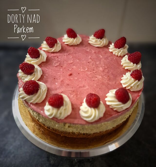 Pistáciový s malinovou pěnou