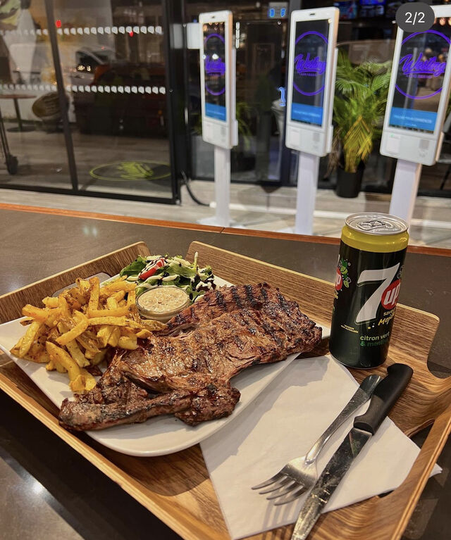 L'entrecôte Frite accompagné d'une salade